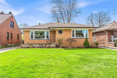 4303 Sheraton Dr, Parma, OH 44134