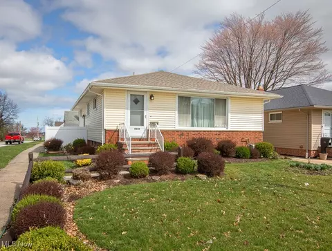 8218 Newport Ave, Parma, OH 44129