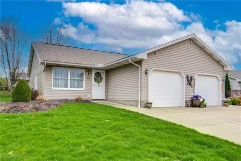 235 W Heatherwood Dr, Barberton, OH 44203