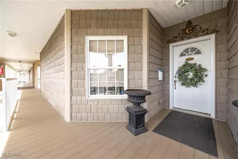 2892 Whispering Shores Dr, Vermilion, OH 44089