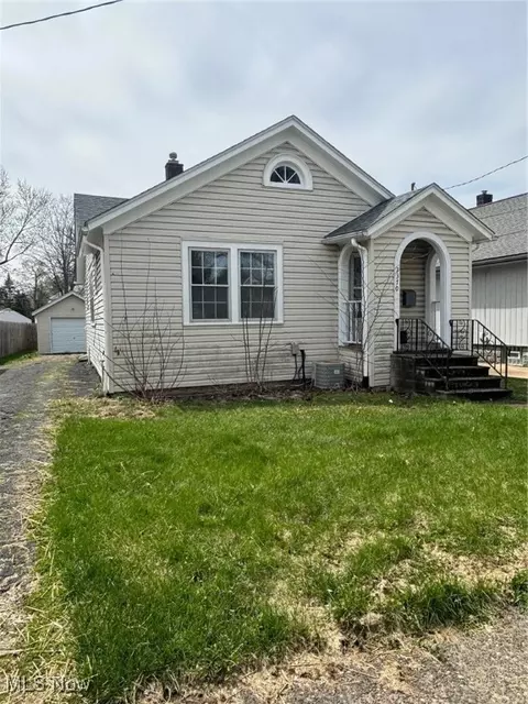 2370 Roth Dr, Cuyahoga Falls, OH 44221