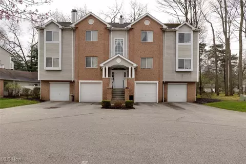 362 Village Pointe Dr, Akron, OH 44313