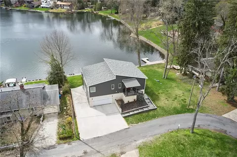 810 Point Dr, Akron, OH 44319