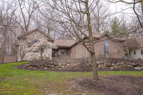 8250 Creekside Trce, Broadview Heights, OH 44147