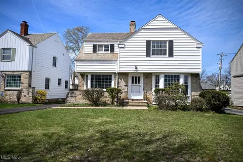 2284 Traymore Rd, University Heights, OH 44118