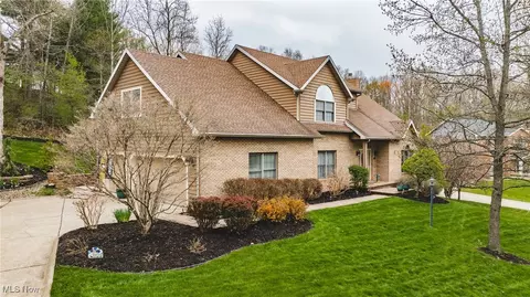 1605 Greenmont Hills Dr, Vienna, WV 26105