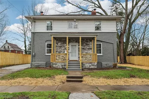 387 3rd St NW, Barberton, OH 44203