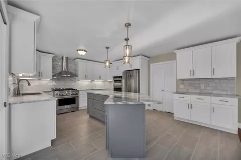Kitchen - 34600 Mcafee Dr, Solon, OH 44139 photo 2 of 8