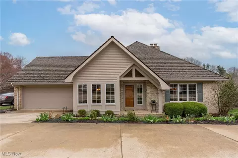 27 Lasalle Ct SE, North Canton, OH 44709