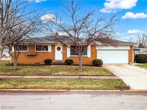 359 Beeler Dr, Berea, OH 44017