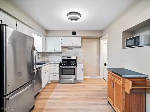 Kitchen - 359 Beeler Dr, Berea, OH 44017 photo 2 of 5