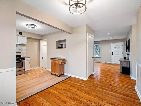 Entry Way - 359 Beeler Dr, Berea, OH 44017 photo 1 of 2