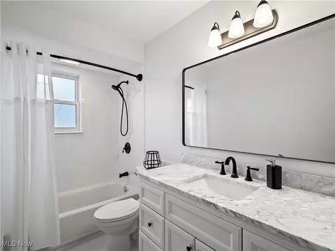 Bath - 359 Beeler Dr, Berea, OH 44017 photo 1 of 2