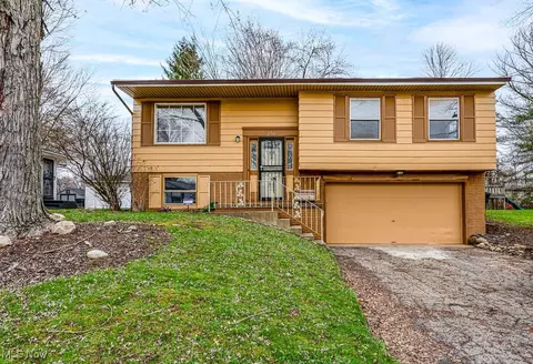 2966 Red Fox Run Dr NW, Warren, OH 44485