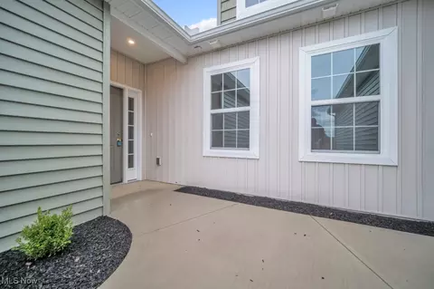 216 Alexander Dr, Elyria, OH 44035 photo 3