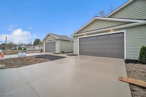 216 Alexander Dr, Elyria, OH 44035 photo 4