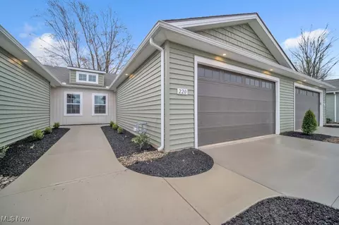 216 Alexander Dr, Elyria, OH 44035 photo 2