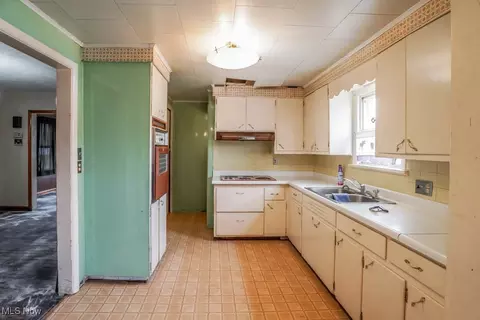 Kitchen - 400 E Line St, Minerva, OH 44657 photo 1 of 3