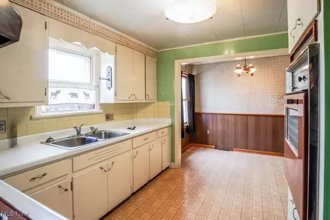 Kitchen - 400 E Line St, Minerva, OH 44657 photo 2 of 3