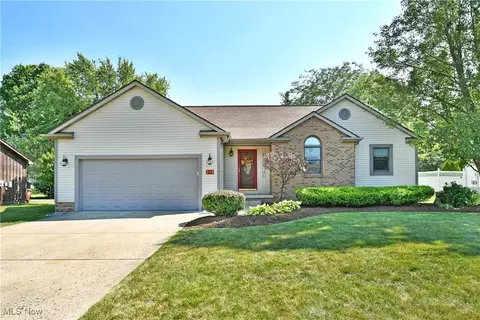 219 Aspen Dr NW, Warren, OH 44483