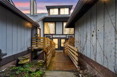 1537 Treetop Trl #B, Akron, OH 44313