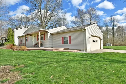 2499 Edgewater Dr, Cortland, OH 44410