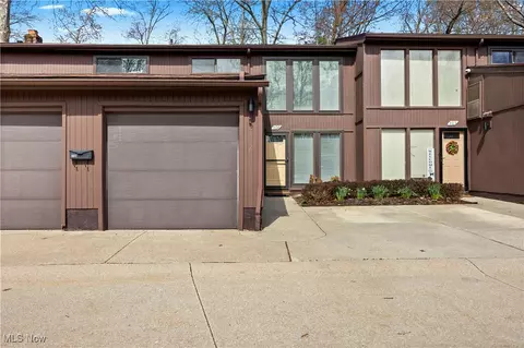 5570 Barton Rd #402, North Olmsted, OH 44070
