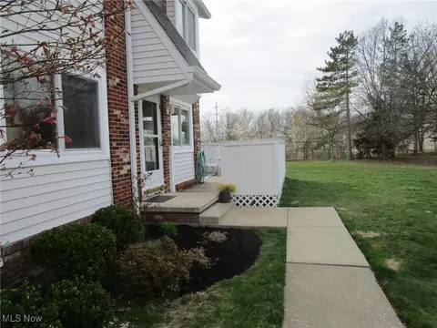 5454 Sierra Dr #C, Willoughby, OH 44094