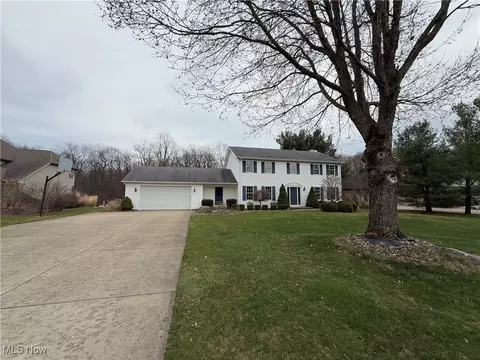135 Forest Hill Dr, Hubbard, OH 44425