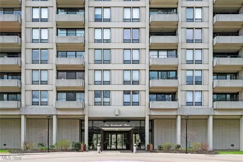1 Bratenahl Pl #1109, Bratenahl, OH 44108