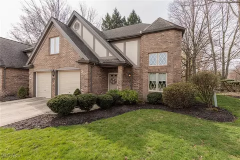 30 Aberdeen Ct, Rocky River, OH 44116