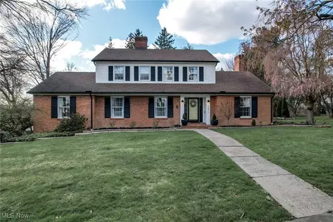 4870 Oak Knoll Dr, Youngstown, OH 44512