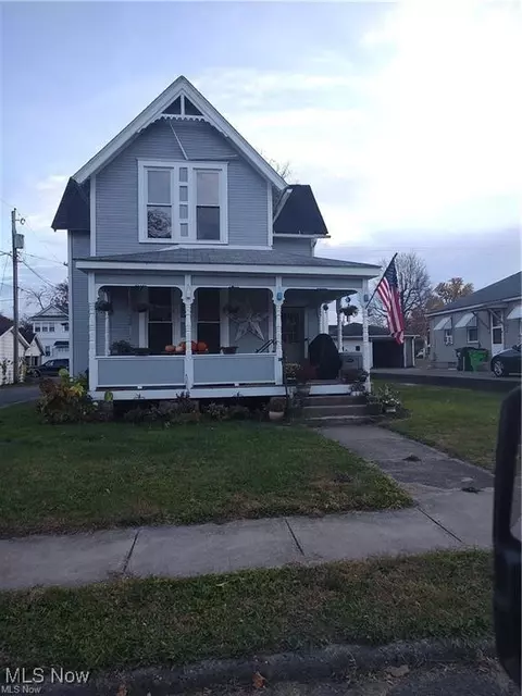 1001 Adams St, Coshocton, OH 43812