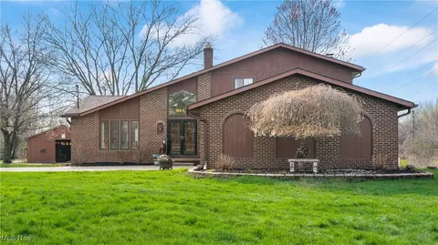 7010 Spafford Rd, Olmsted Twp, OH 44138