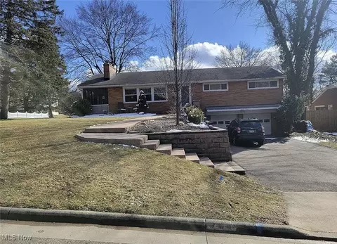 704 Glendale St SW, North Canton, OH 44720