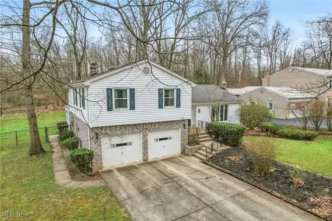 2033 Burning Tree Ln, Youngstown, OH 44505