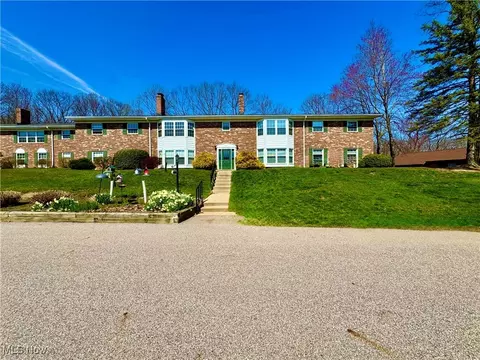 6910 Carriage Hill Dr #202, Brecksville, OH 44141