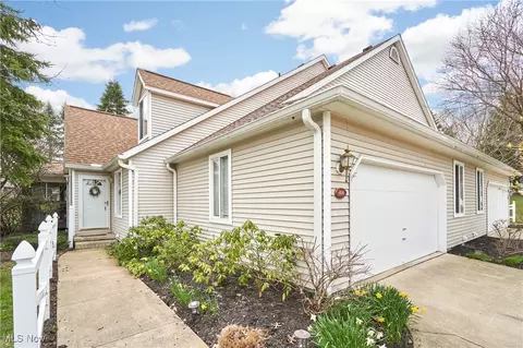 414 Kings Ct, Copley, OH 44321