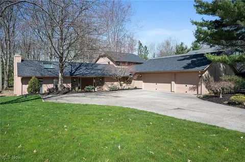 21847 Meadows Edge Ln, Strongsville, OH 44149