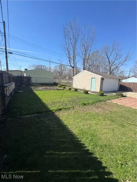 Exterior - 537 Willow Park Rd, Elyria, OH 44035 photo 5 of 6