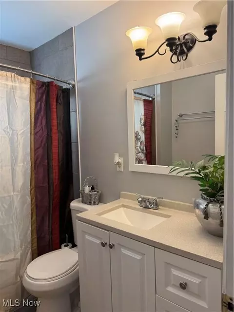 Bath - 537 Willow Park Rd, Elyria, OH 44035 photo 1 of 2