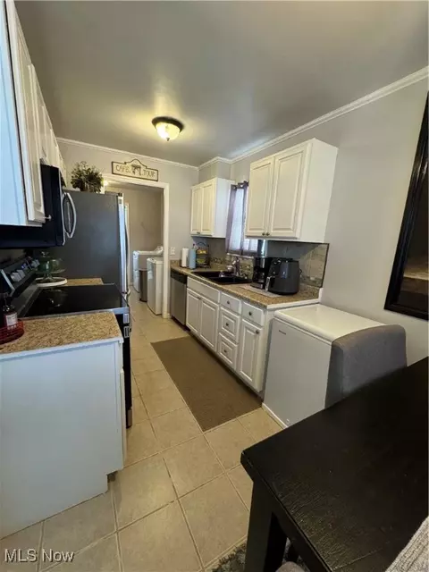 Kitchen - 537 Willow Park Rd, Elyria, OH 44035 photo 1 of 1
