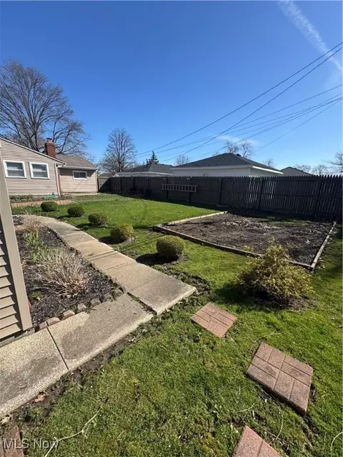 Exterior - 537 Willow Park Rd, Elyria, OH 44035 photo 2 of 6