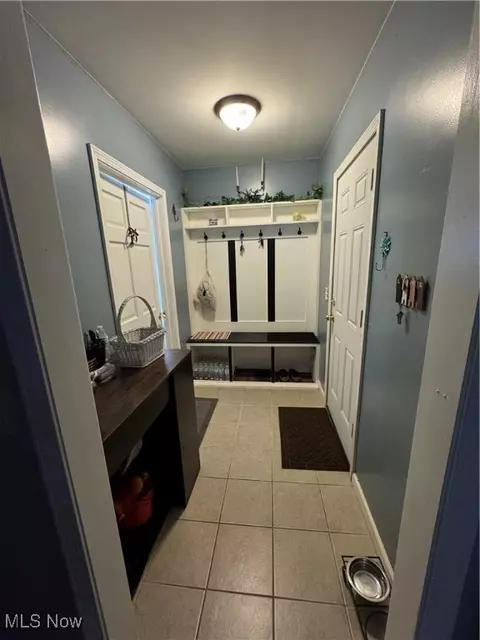 Entry Way - 537 Willow Park Rd, Elyria, OH 44035 photo 2 of 2