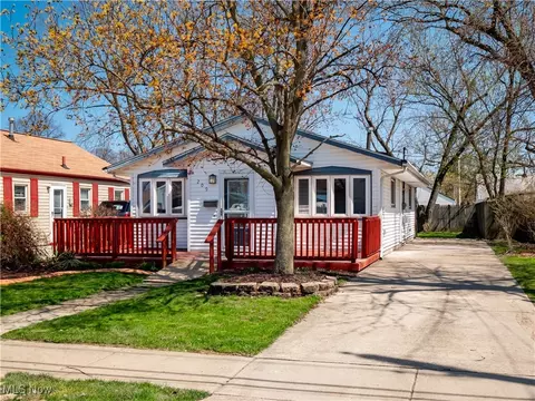 209 Franklin Ave, Elyria, OH 44035 photo 2