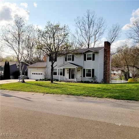 1760 Buena Vista Dr, Coshocton, OH 43812