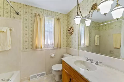 Bath - 829 Larkridge Ave, Boardman, OH 44512 photo 2 of 3