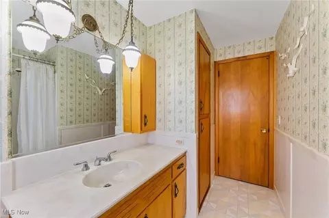 Bath - 829 Larkridge Ave, Boardman, OH 44512 photo 1 of 3
