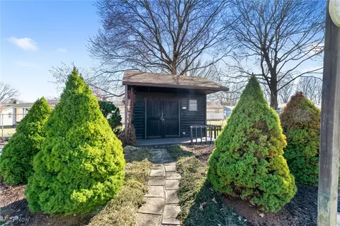 Exterior - 829 Larkridge Ave, Boardman, OH 44512 photo 3 of 5