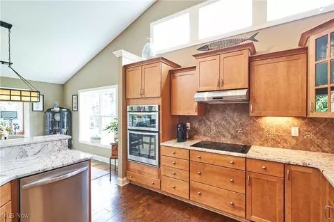 Kitchen - 1233 Clifford Dr, Copley, OH 44321 photo 3 of 4